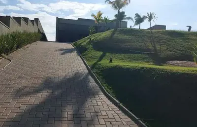 Chácara - casa térrea, 3 suítes sendo 1 com closet, escritório, lavabo social, sala dois ambientes com pé direito duplo de 4,40m, cozinha planejada com cooktop, despensa com prateleiras, área de servi