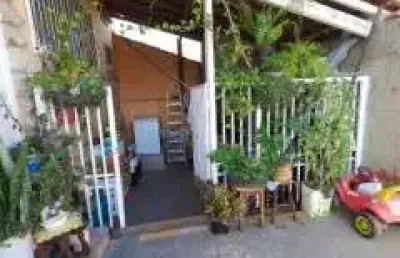 Sobrado - 2 domts.(sendo 1 suíte), 1 wc. social, sala de estar, sala de jantar, cozinha, lavanderia, varanda com grade, 2 vagas de garagem (1 vaga coberta), 1 quarto e 1 wc., casa no térreo - 1 suíte,