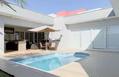 Casa térrea com 4 suítes no condomínio beira da mata, piscina, área gourmet.