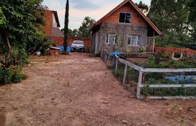 Chácara com 1 dormitorio, wc. e cozinha, poço artesiano, energia elétrica 220v, fossa septica, pomar e internet.