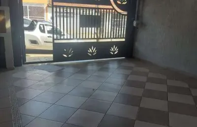 Casa com 3 dormitórios (sendo 1 suíte com ar condicionado),  wc. social, sala, cozinha planejada com cooktop e forno, a.s., área gourmet com churrasqueira e 2 vagas de garagem coberta, portão eletrôni