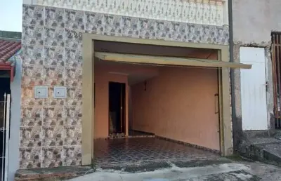Sobrado com 6 dormitorios, 3 wcs., sala, cozinha, a.s., fogão à lenha, 2 vagas de garagem.  excelente localização.