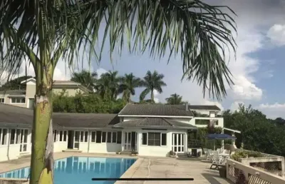 Esta chácara possui 5.000 m² de terreno com lago para pesca ao fundo. 1.150 m² de área construída, sendo: casa principal com 4 suítes, sendo uma master com 2 closets, saleta e jardim privativo, 2 dorm
