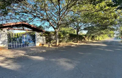 Chácara em condomínio com a/t. 3.000m² e a/c 500m², 4 suites, wc. social, sala de jantar, sala de estar, varanda, cozinha, lavanderia, área gourmet, com churrasqueira e fogão a lenha, 2 wc., pomar, pi