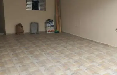 Vende casa com 2 dormitórios (sendo 1 suíte), wc. social, sala, cozinha, a.s., 2 vagas de garagem coberta. ótima localização.