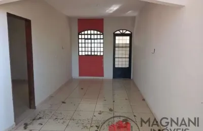 Casa em lote comercial, de esquina no parque das grevíleas