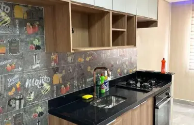 Lindo apartamento semi mobiliado recém reformado com fino padrão de acabamento.