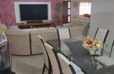 Sobrado com 4 dormitórios, 4 banheiros e com piscina em bosque da saúde/sp!