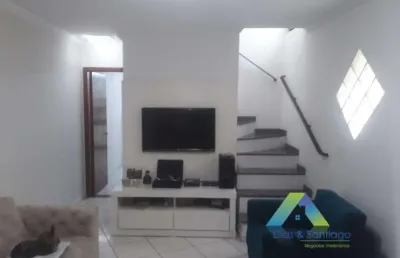Lindo sobrado com 3 dormitórios sendo 1 suite, 2 vagas de garagem com ótima localização .