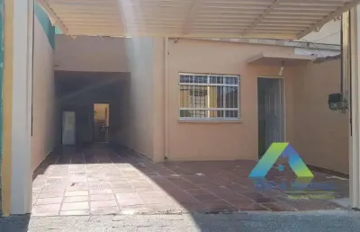 Sobrado 2 dormitórios amplos (amplos mesmo!) com janelas antirruído, quintal e garagem com 4 vagas, espaçosa varanda e uma edícula para você ter se