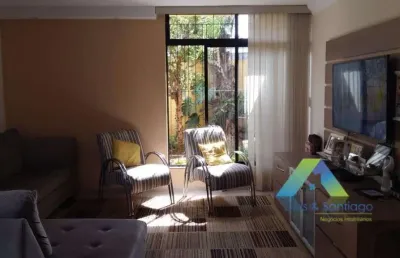 Lindo sobrado com 3 dormitórios, 4 vagas de garagem em bairro calmo e com amplo comercio nas proximidades, fácil acesso a principais avenidas.
