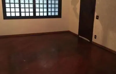 Lindo sobrado com 3 dormitórios, 2 vagas de garagem com excelente localização em bairro com fácil acesso a comércios e principais avenidas.