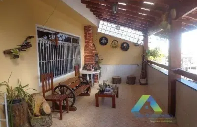 Linda casa com 3 dormitórios, 3 vagas, 3 banheiros área gourmet com fácil acesso a comércios e principais avenidas.