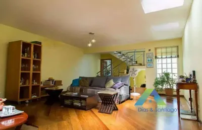 Linda casa à venda com 262m², próximo ao metrô praça da arvore e saúde.