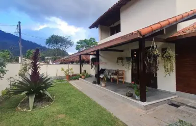 Casa com 3 quartos sendo 1 suíte, 239 m² em calos guinle - teresópolis/rj