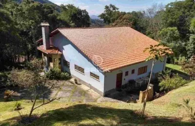 Casa com 4 quartos sendo 2 suítes com 4.864 m² de terreno em condomínio em quebra frascos - teresópolis/rj.