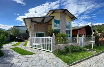 Casa linear com 3 quartos sendo 1 suíte em condomínio em vargem grande - teresópolis/rj.