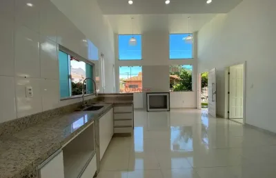 Casa linear com 3 quartos sendo 1 suíte em condomínio em vargem grande - teresópolis/rj.