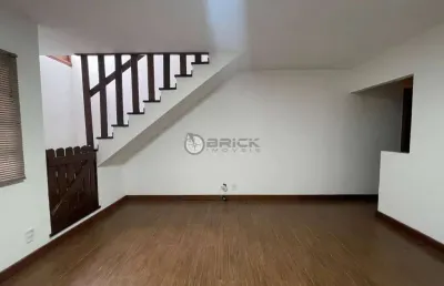 Casa geminada para locação de 2 quartos no caxangá, teresópolis/rj.
