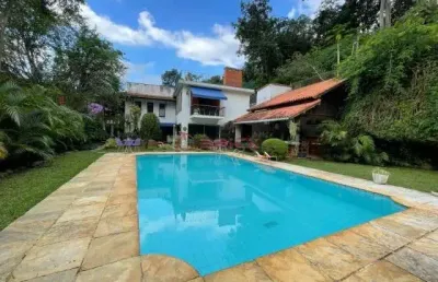 Casa com 5 quartos sendo 3 suítes em condomínio no parque do imbuí - teresópolis/rj.