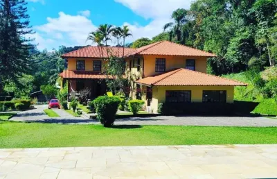 Casa independente com 9 quartos sendo 5 suítes no parque do imbuí - teresópolis/rj.