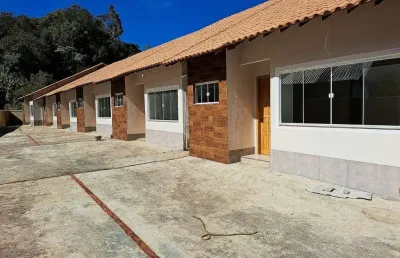 Casa com 2 quartos sendo 1 suíte em condomínio em albuquerque - teresópolis/rj.