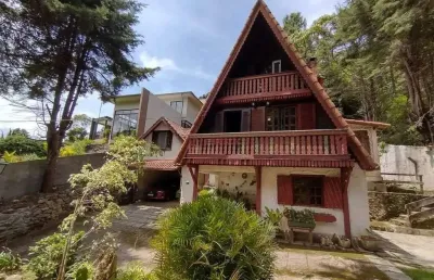 Chalé com 3 quartos sendo 1 suíte, 910 m² de terreno na cascata dos amores - teresópolis/rj.