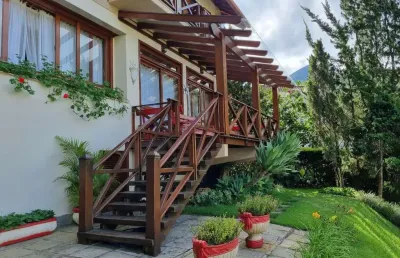 Casa com 5 suítes em condomínio em quebra frascos - teresópolis/rj