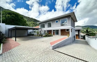 Casa linear com 3 quartos sendo 2 suítes em condomínio no alto - teresópolis/rj.