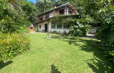 Casa independente com 10 quartos em albuquerque - teresópolis/rj.