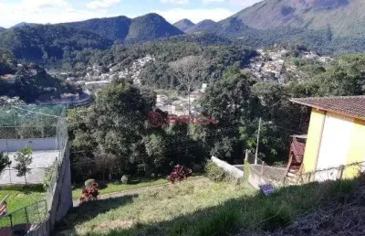 Terreno em declive com 400 m² em condomínio na tijuca - teresópolis/rj.