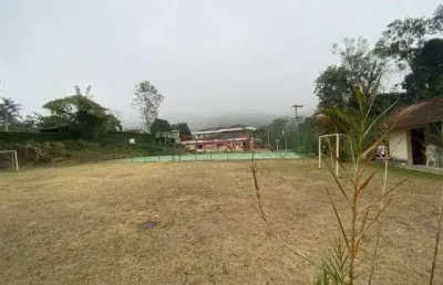 Terreno praticamente plano com 880 m² em condomínio em quebra frascos - teresópolis/rj.