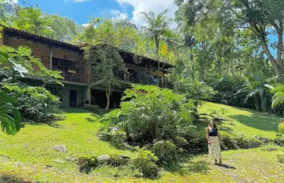 Casa linear com 3 quartos sendo 1 suíte em condomínio em quebra frascos - teresópolis/rj.