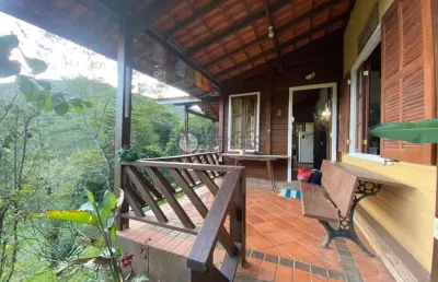 Casa de campo com 1.680 m² de terreno em vieira - teresópolis/rj.