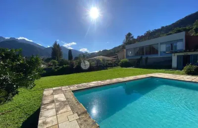 Casa independente com 4 quartos sendo 2 suítes, 1.210 m² de terreno no comary - teresópolis/rj.
