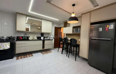 Apartamento com 3 quartos sendo 1 suíte + dependência, 150 m² em agriões - teresópolis/rj.