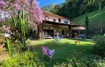 Casa com 3 suítes em condomínio na granja guarani - teresópolis/rj.