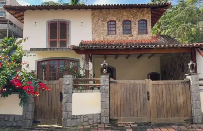 Casa para venda com 4 quartos sendo 3 suítes na tijuca, teresópolis/rj.