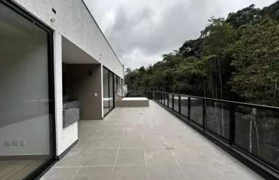 Cobertura linear com 3 quartos sendo 1 suíte, 145 m² no alto - teresópolis/rj.