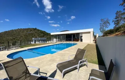 Terreno em aclive com 364 m² em condomínio em albuquerque - teresópolis/rj.