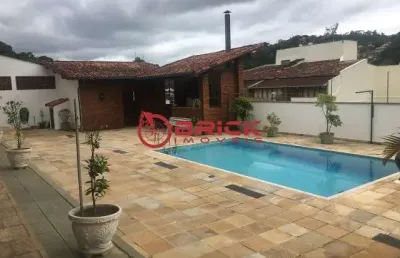 Casa com 4 quartos sendo 1 suíte na tijuca - teresópolis/rj.