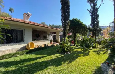Casa para venda de 3 quartos com 400 m² de terreno + casa de caseiro no são pedro, teresópolis/rj.