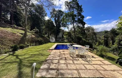 Casa com 5 quartos sendo 1 suíte, 238,74 m² em albuquerque - teresópolis/rj.