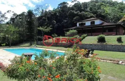 Casa com 4 quartos sendo 2 suítes, 8.000 m² de terreno em condomínio em albuquerque - teresópolis/rj.