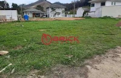Terreno plano com 300 m² em condomínio em vargem grande - teresópolis/rj.
