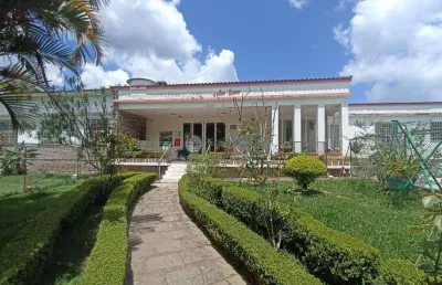 Casa comercial para venda e locação com 5 suítes, 2.818,12 m² de terreno, no alto - teresópolis/rj.
