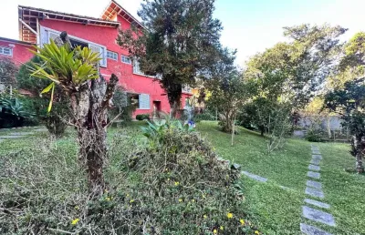 Casa para venda com 4 quartos sendo 2 suítes, 200 m² em iucas - teresópolis/rj.