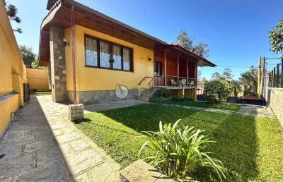 Casa linear para venda com 5 quartos sendo 3 suítes, 455 m² de terreno em iúcas - teresópolis/rj.