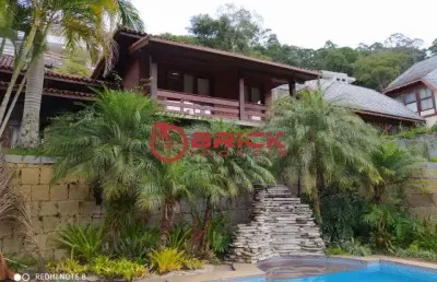 Casa com 5 suítes em condomínio em quebra frascos - teresópolis/rj.