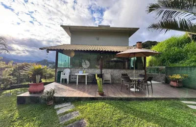 Casa para venda com 3 suítes, 250 m² na tijuca - teresópolis/rj.